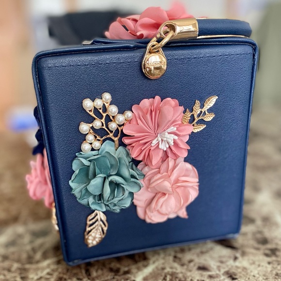 ✨Host Pick✨Pearl & Floral Bag - Picture 9 of 14